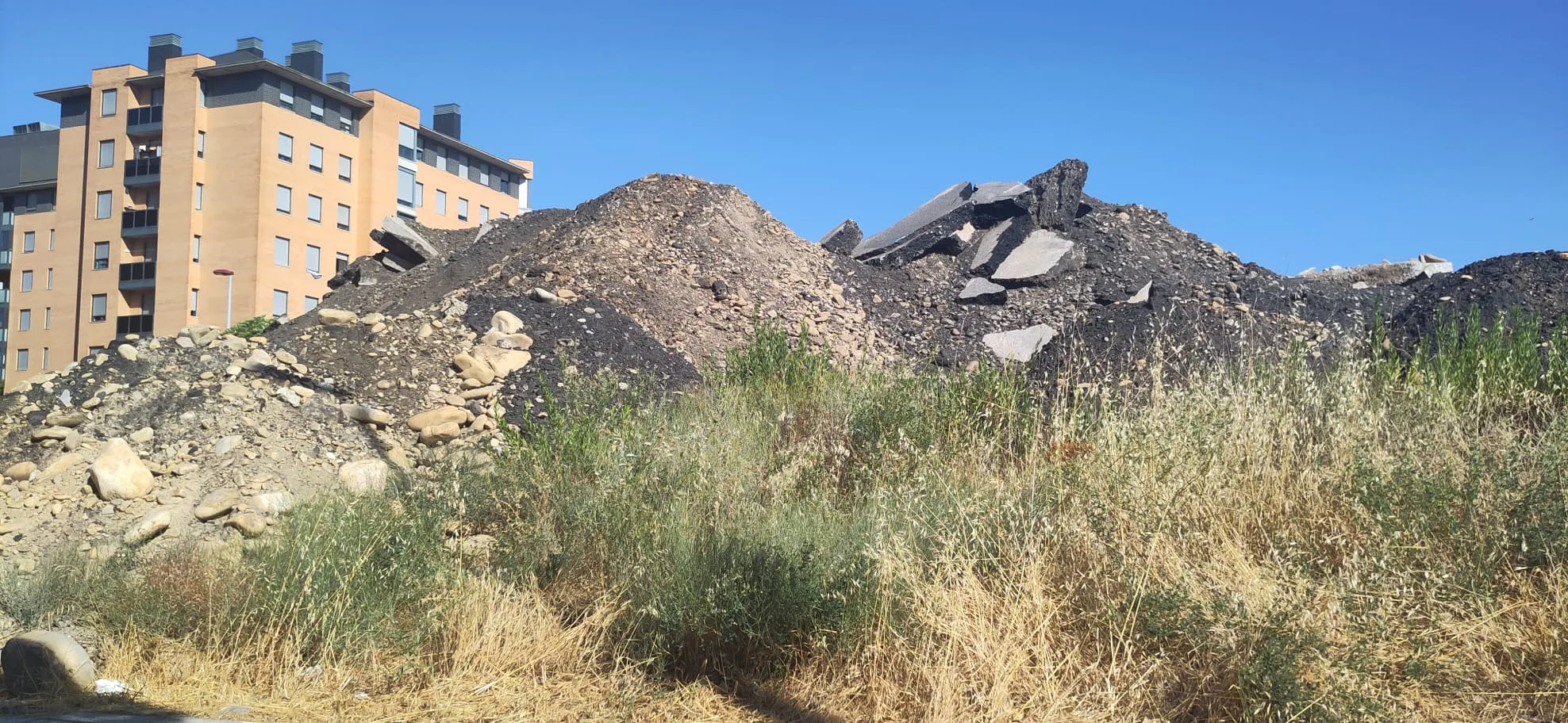 El Grupo Municipal Socialista denuncia la acumulación de escombros en el barrio de La Rosaleda