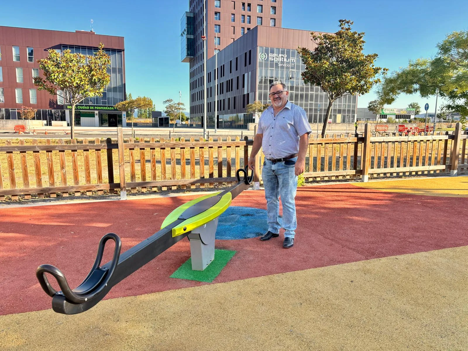 Reparaciones en parques infantiles del barrio de La Rosaleda