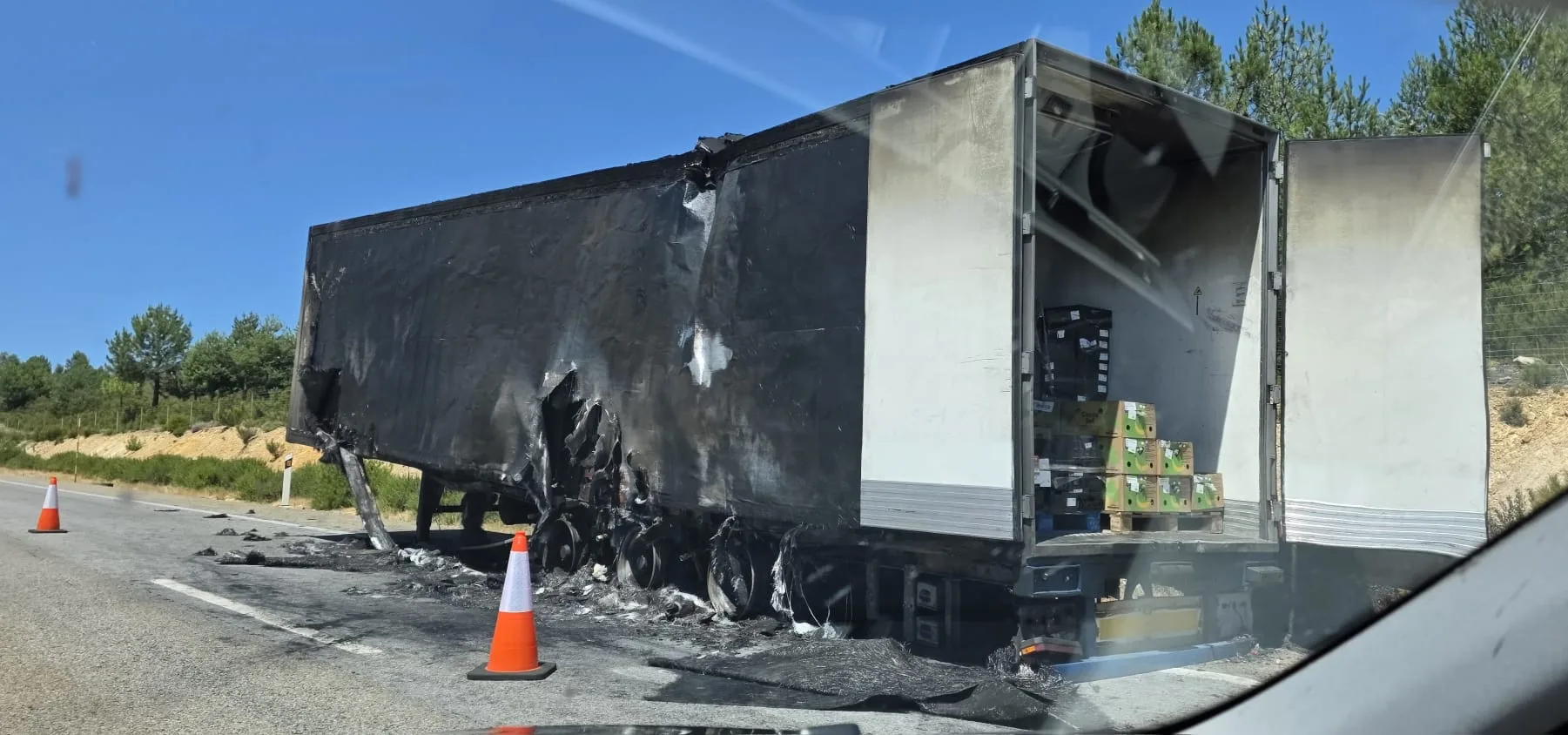 Incendio de un camión tráiler en la A-6 a la altura de Brazuelo