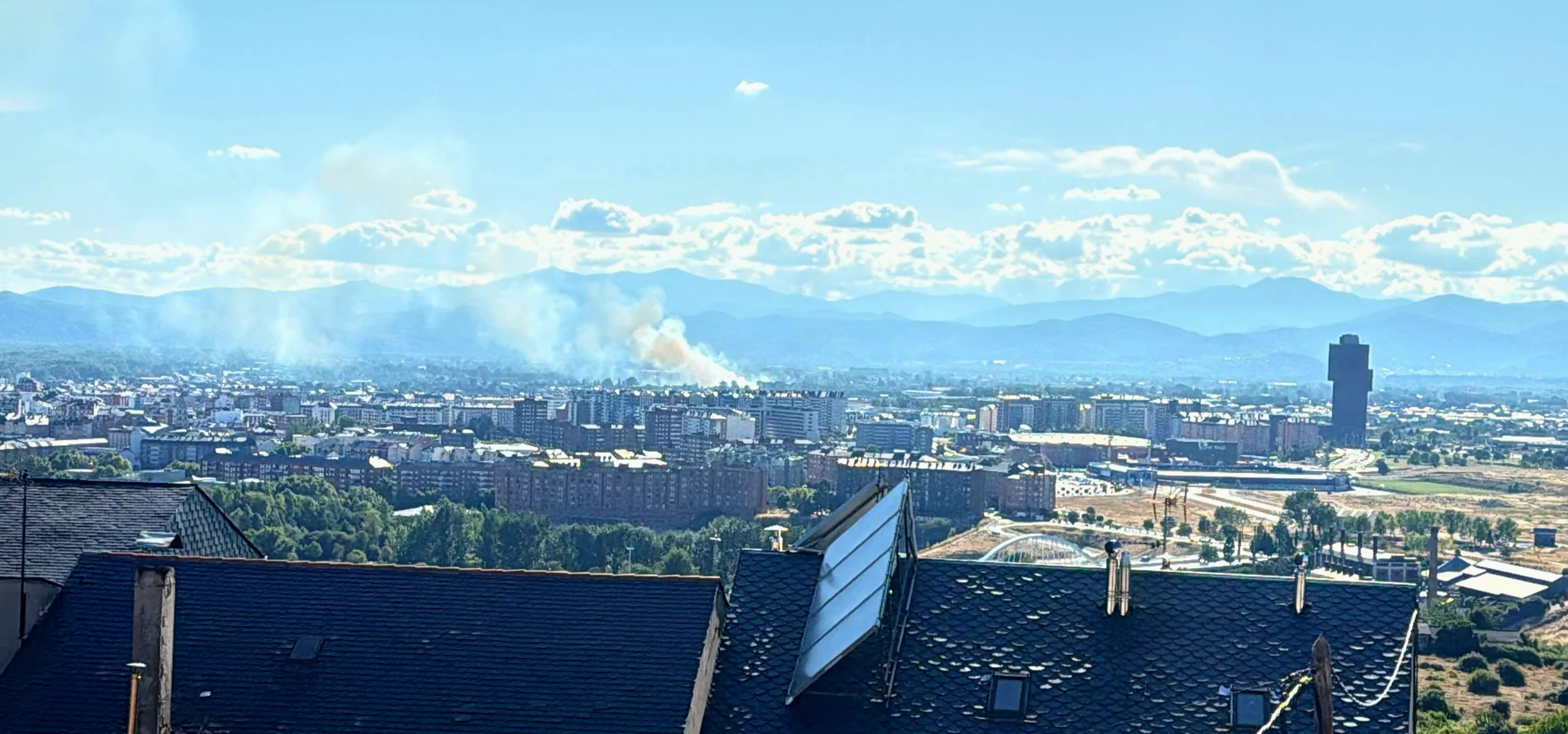 Controlados dos incendios en El Bierzo: uno en Castropodame y otro en el barrio de La Placa en Ponferrada