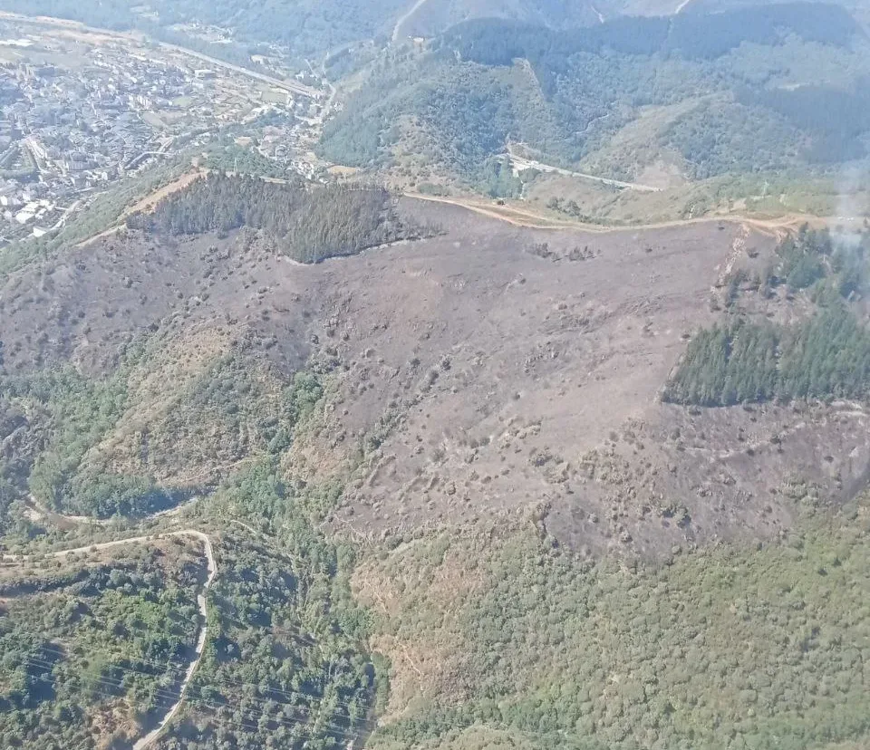Incendio forestal en Villafranca del Bierzo: se matiene el índice de gravedad 1 con una treintena de medios terrestres trabajando en su extinción
