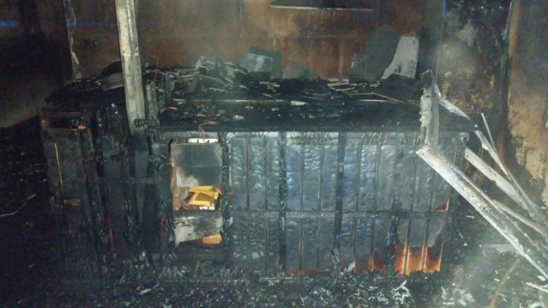 Los bomberos intervienen en una vivienda de San Andrés de Montejos donde el perró alertó a sus ocupantes del fuego