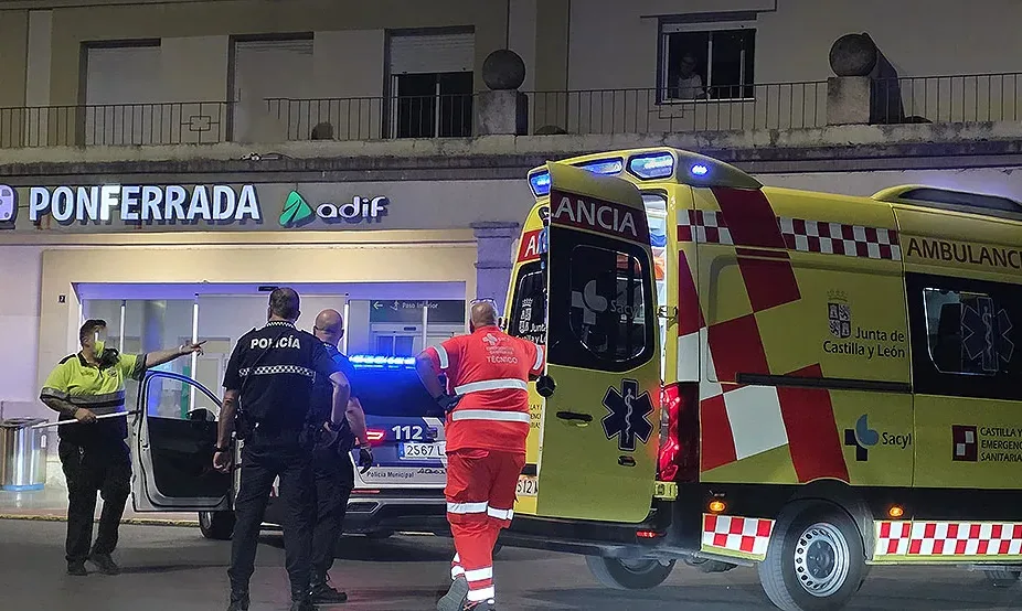 Una mujer en estado de embriaguez es atendida a las puertas de la estación de trenes de Ponferrada