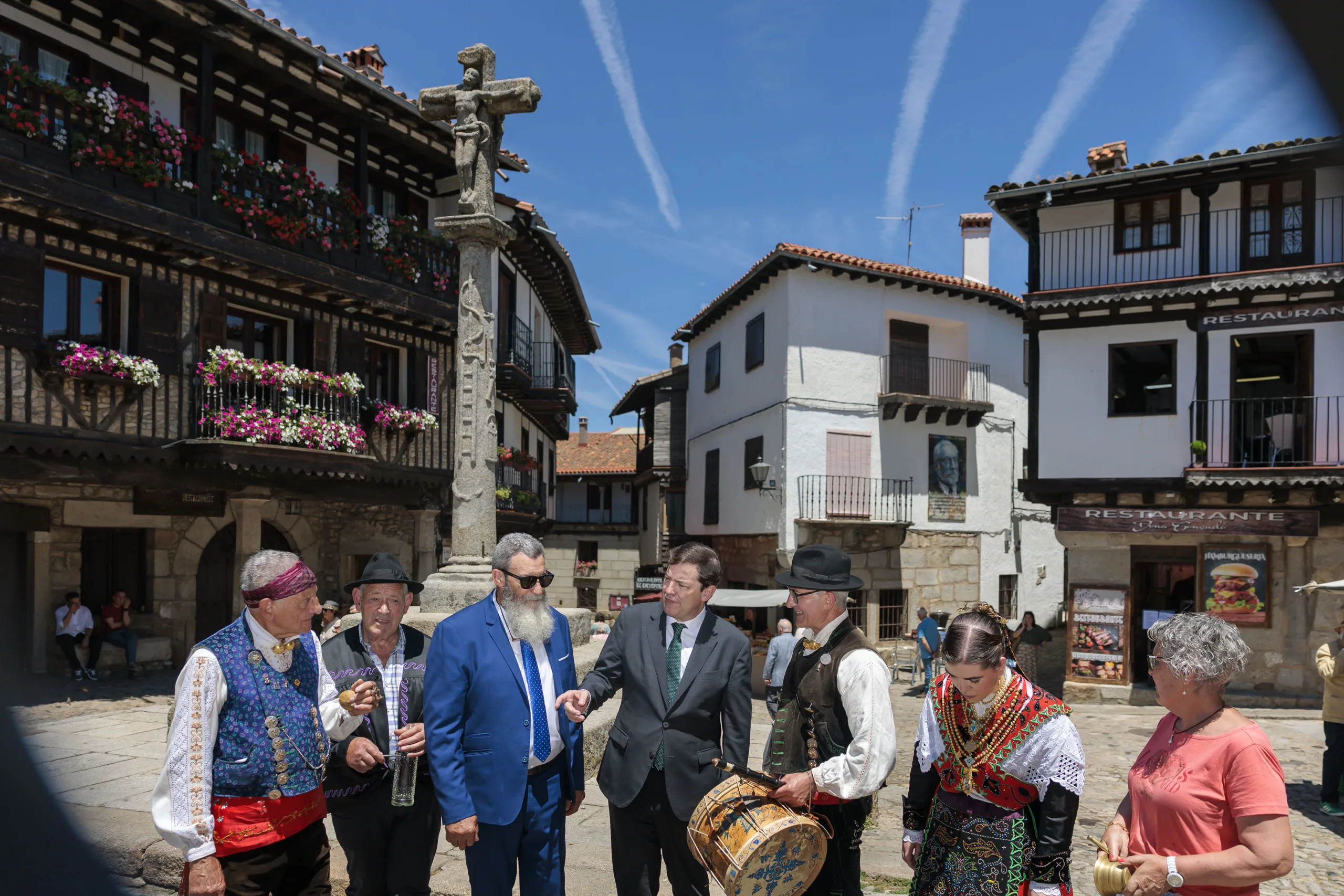 Mañueco anuncia en La Alberca una nueva línea de apoyo para que las empresas agroalimentarias participen de forma gratuita en ferias y salones en 2026