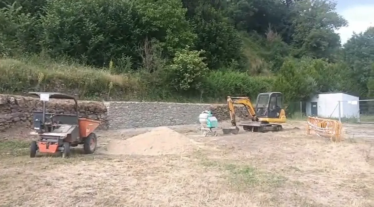 La pedánea de Bouzas denuncia que la reparación y consolidación del muro de la era “es una chapuza”