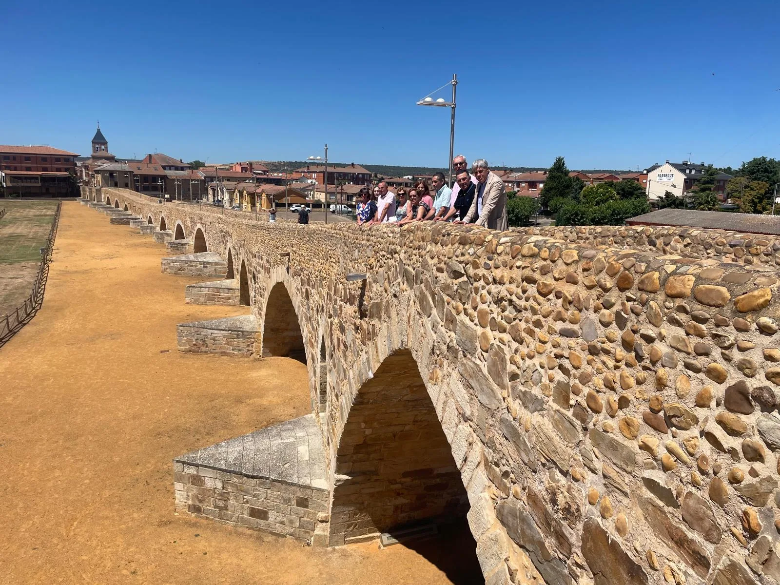 Patrimonio autoriza la iluminación ornamental en el Puente del Paso Honroso y mejoras viarias en Hospital de Órbigo