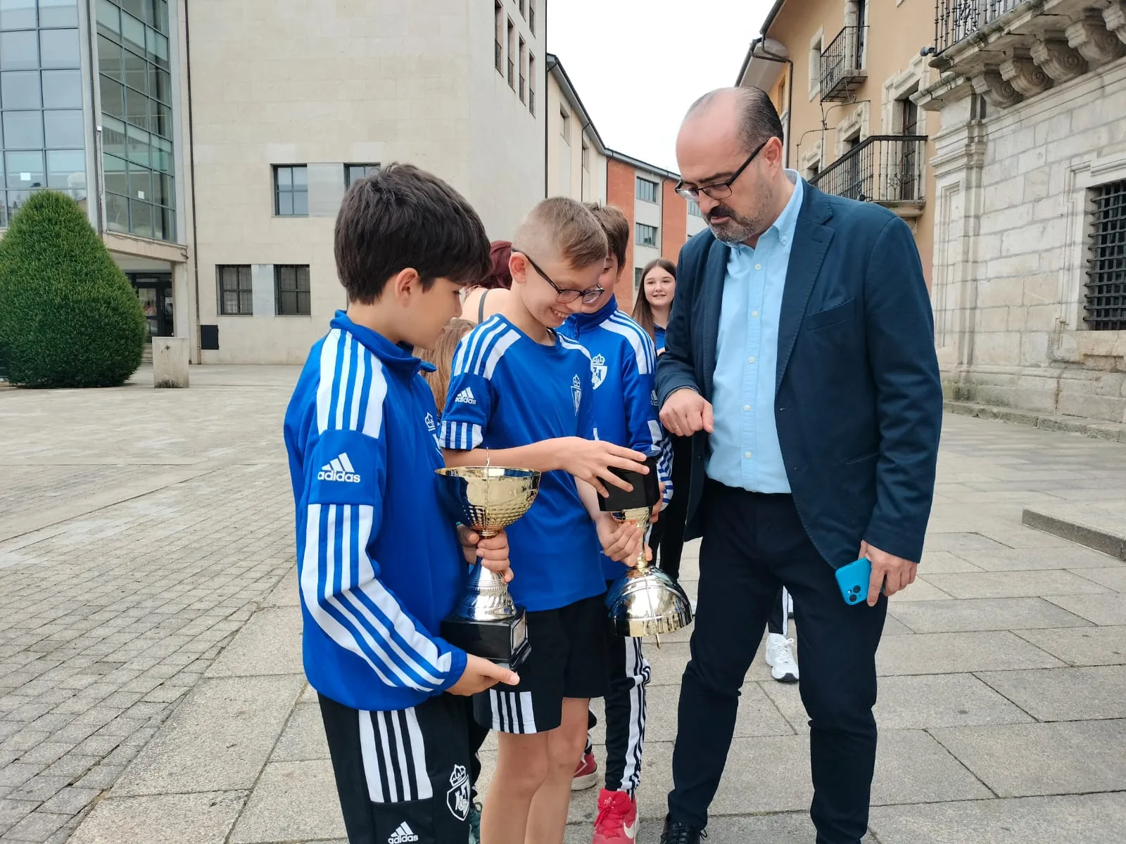 El alcalde de Ponferrada recibe a la SD Ponferradina Hockey tras una temporada memorable