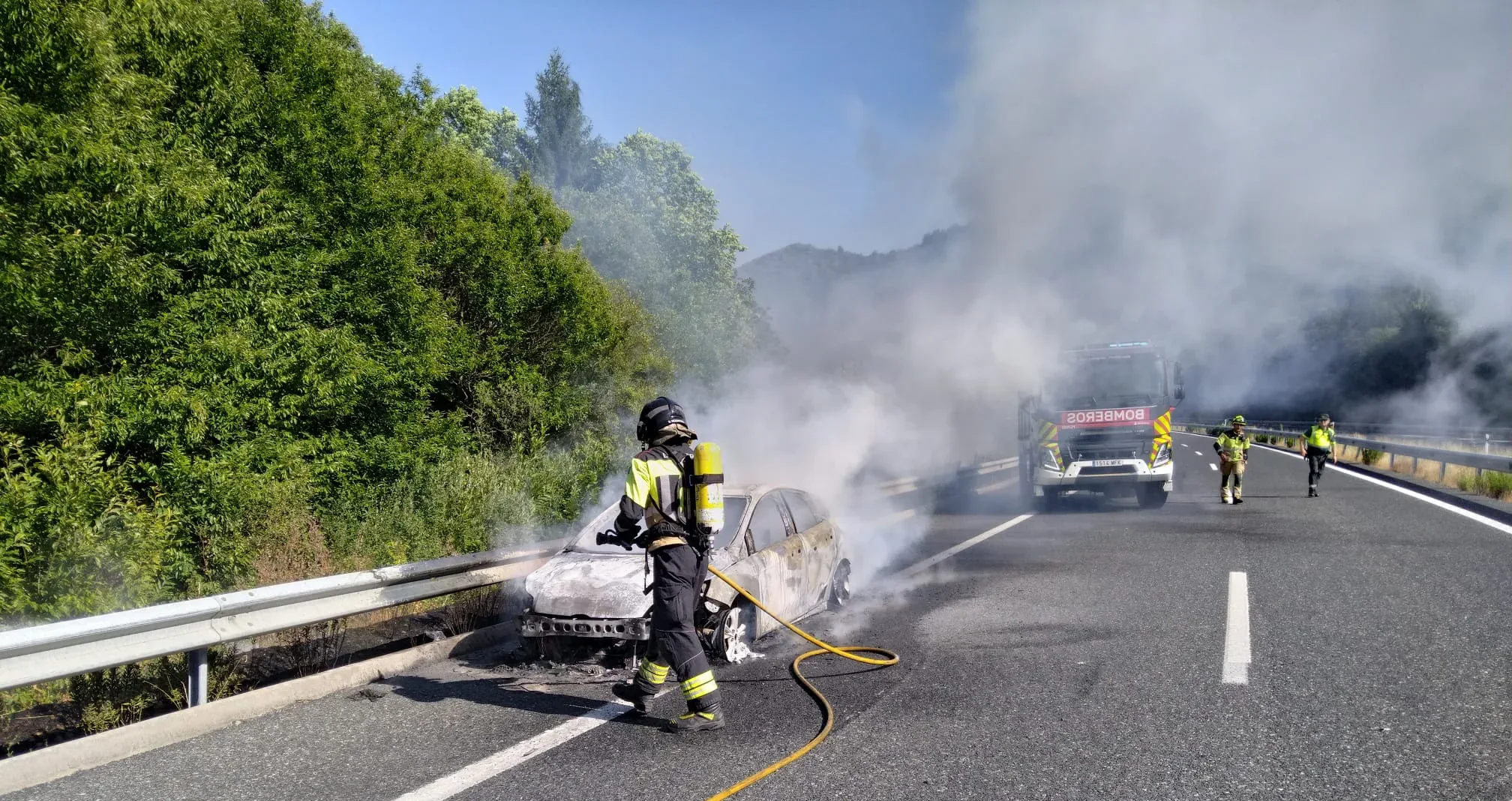 Sofocado el incendio de un vehículo en la A-6 a la altura de Trabadelo
