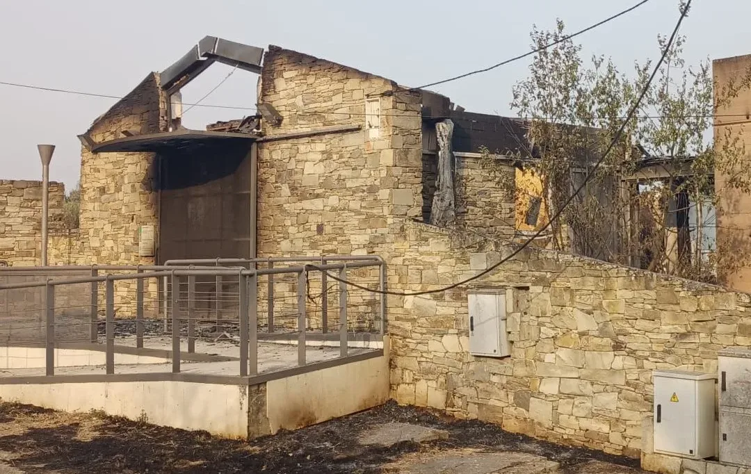 El incendio arrasa el Aula Arqueológica y miradores emblemáticos de Las Médulas