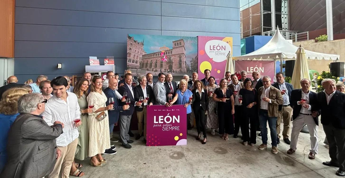UPL reprocha al Consejero de Medio Ambiente que este domingo asistiera a una feria en Gijón “mientras la provincia arde y hay localidades enteras desalojadas”