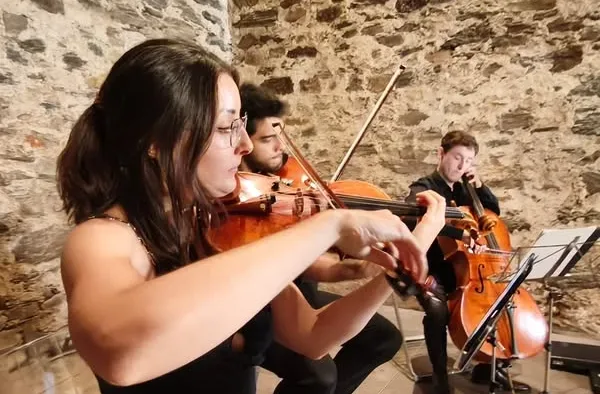 El Festival Corteza de Encina despide su edición con un lleno absoluto en el Castillo de los Templarios