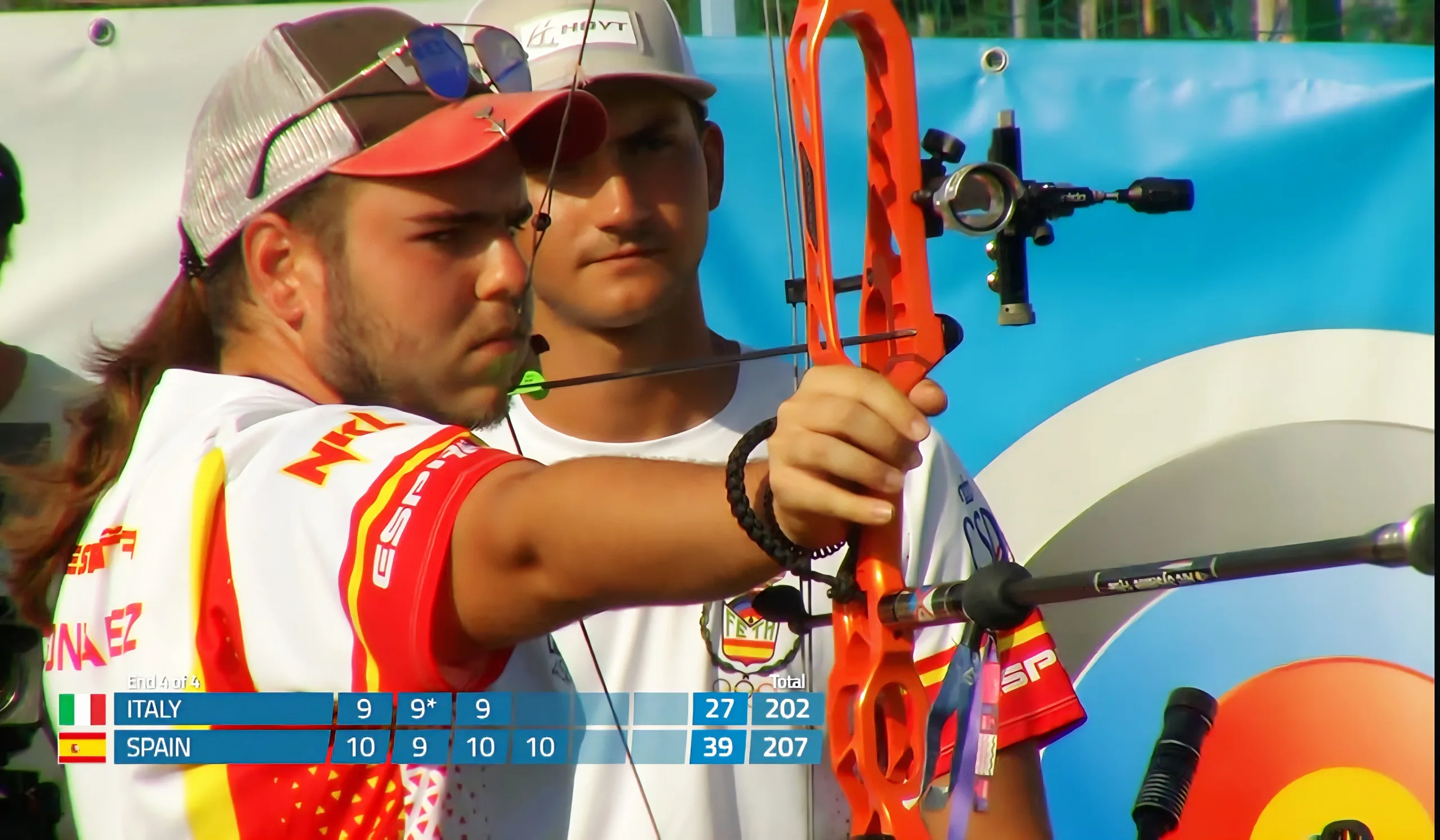Héctor González pelea con el equipo español por el bronce en la European Youth Cup 2025 de tiro con arco