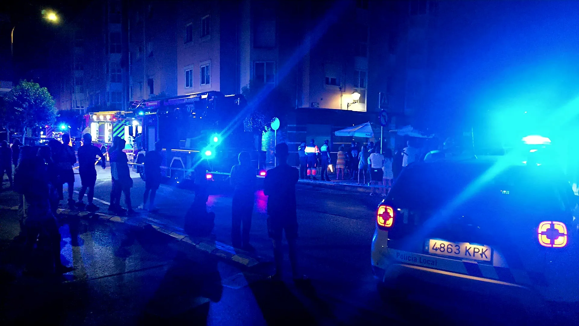 Incendio en una vivienda del edificio del INEM de Bembibre moviliza a numerosos efectivos de emergencia y obliga a desalojar a una veintena de vecinos