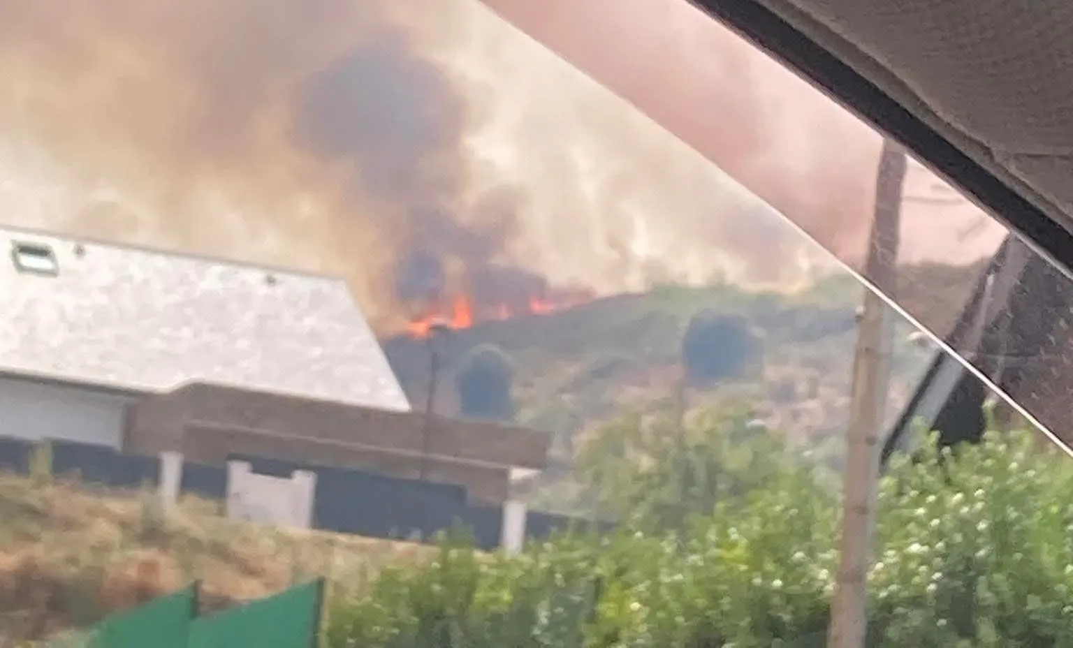 Molinaseca evacuada por un incendio forestal de nivel 2 que llega a las casas