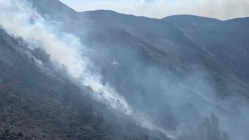 Evacuado el pueblo de Anllarinos tras reactivarse un foco del incendio en Páramo del Sil
