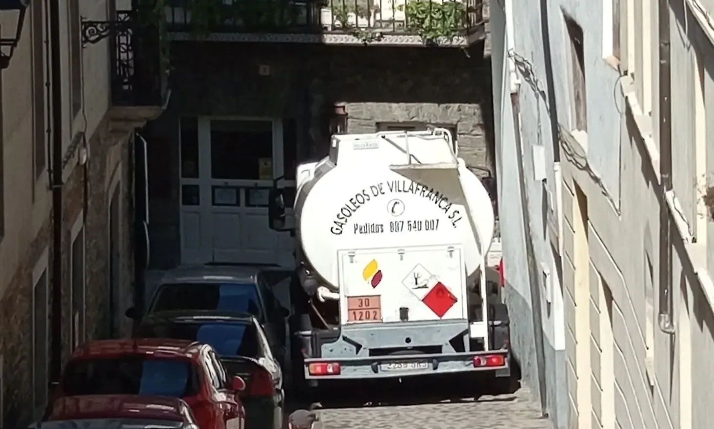 Vecinos de Villafranca del Bierzo denuncian caos circulatorio en la Calle del Agua y reclaman soluciones urgentes