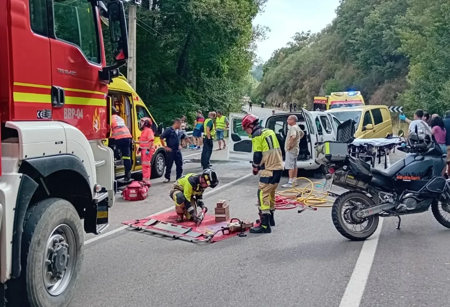 Dos fallecidas y cuatro heridos en una colisión entre dos turismos en Palacios del Sil