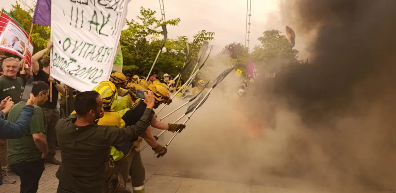 VIDEO | Bomberos forestales exigen dimisiones y operativo permanente frente a las Cortes de Castilla y León