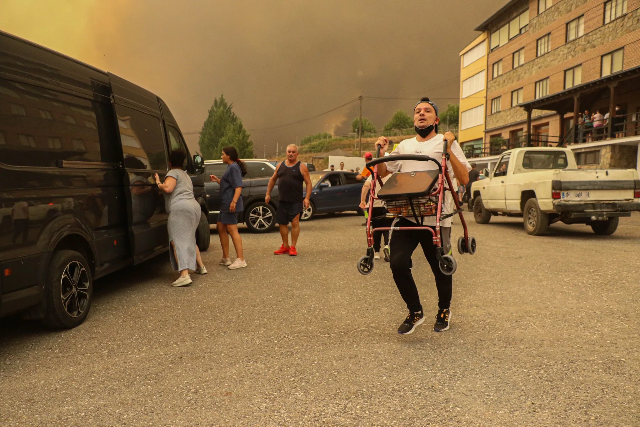 Los incendios en Valdeorras obligan al desalojo de una residencia de ancianos en A Rúa
