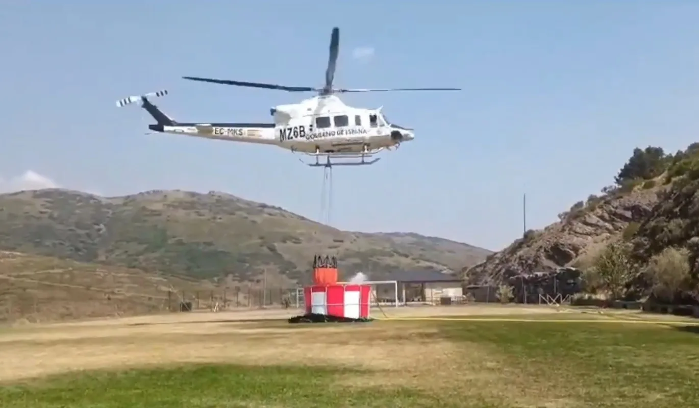 La UME instala un depósito de agua de 12.000 litros en La Baña para multiplicar el número de descargas de los helicópteros