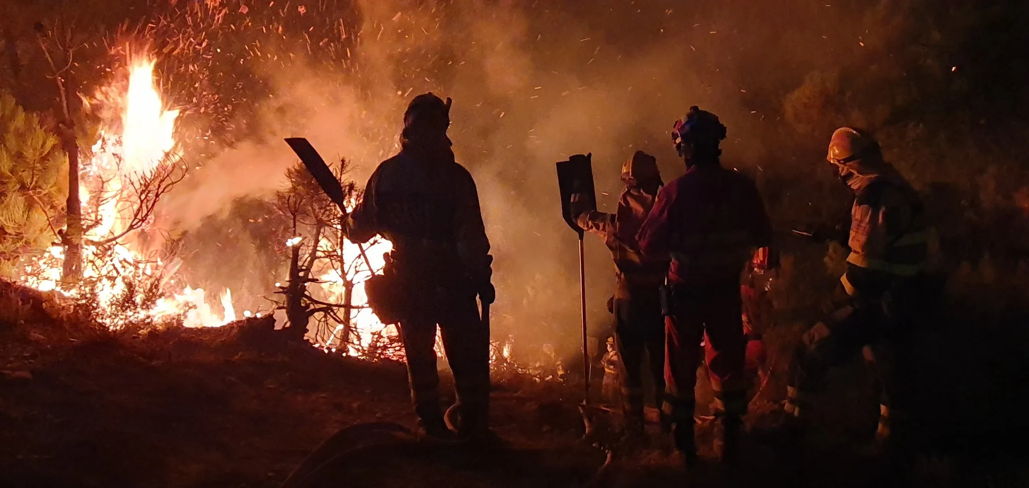Yeres, Santalavilla, Carucedo, Orellán y Voces siguen desalojadas, se corta el acceso a Ferradillo y el incendio de Paradiña sube a índice de gravedad 2