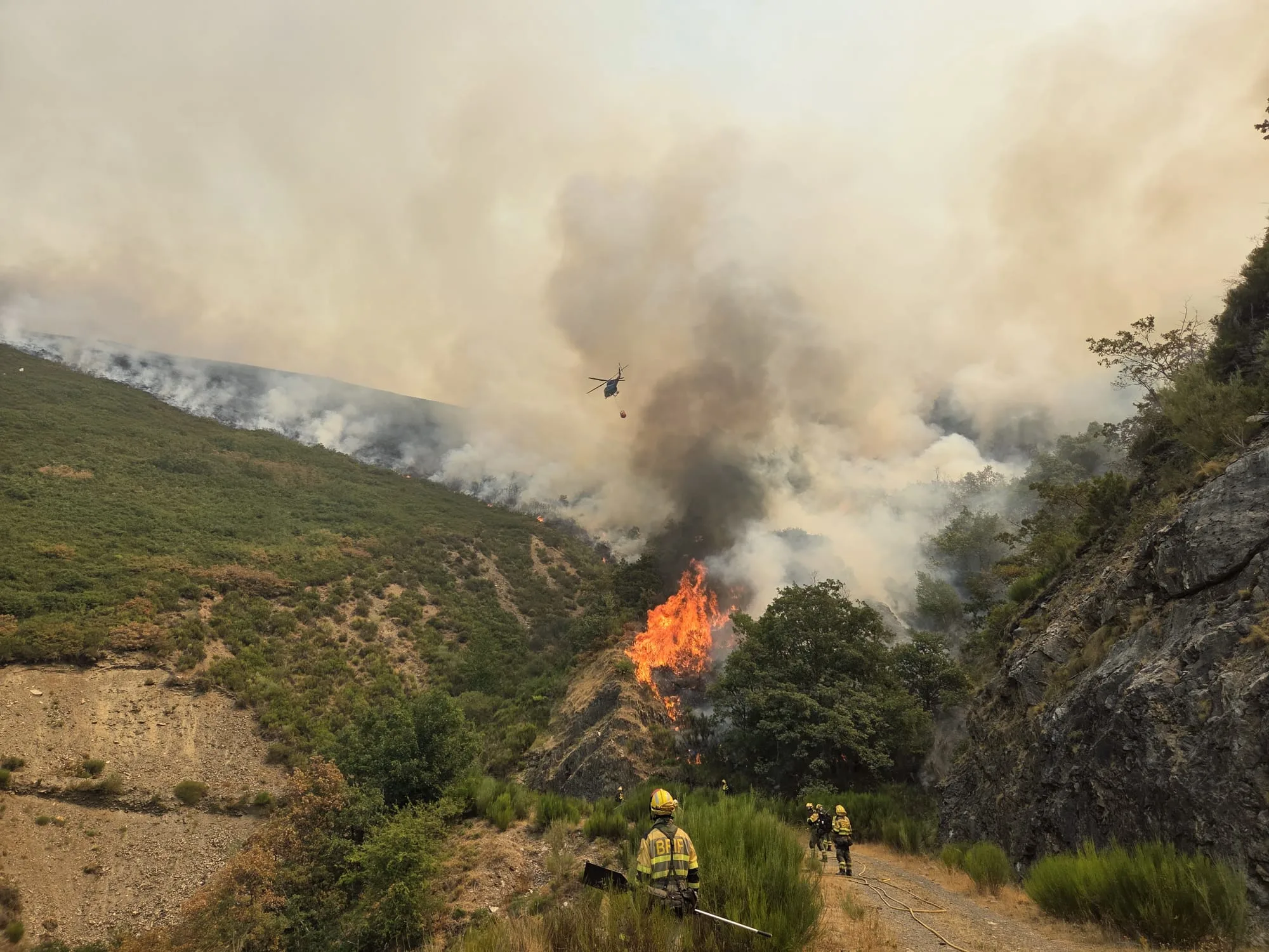 Muere un bombero y otro resulta herido tras volcar una autobomba en Espinoso de Compludo