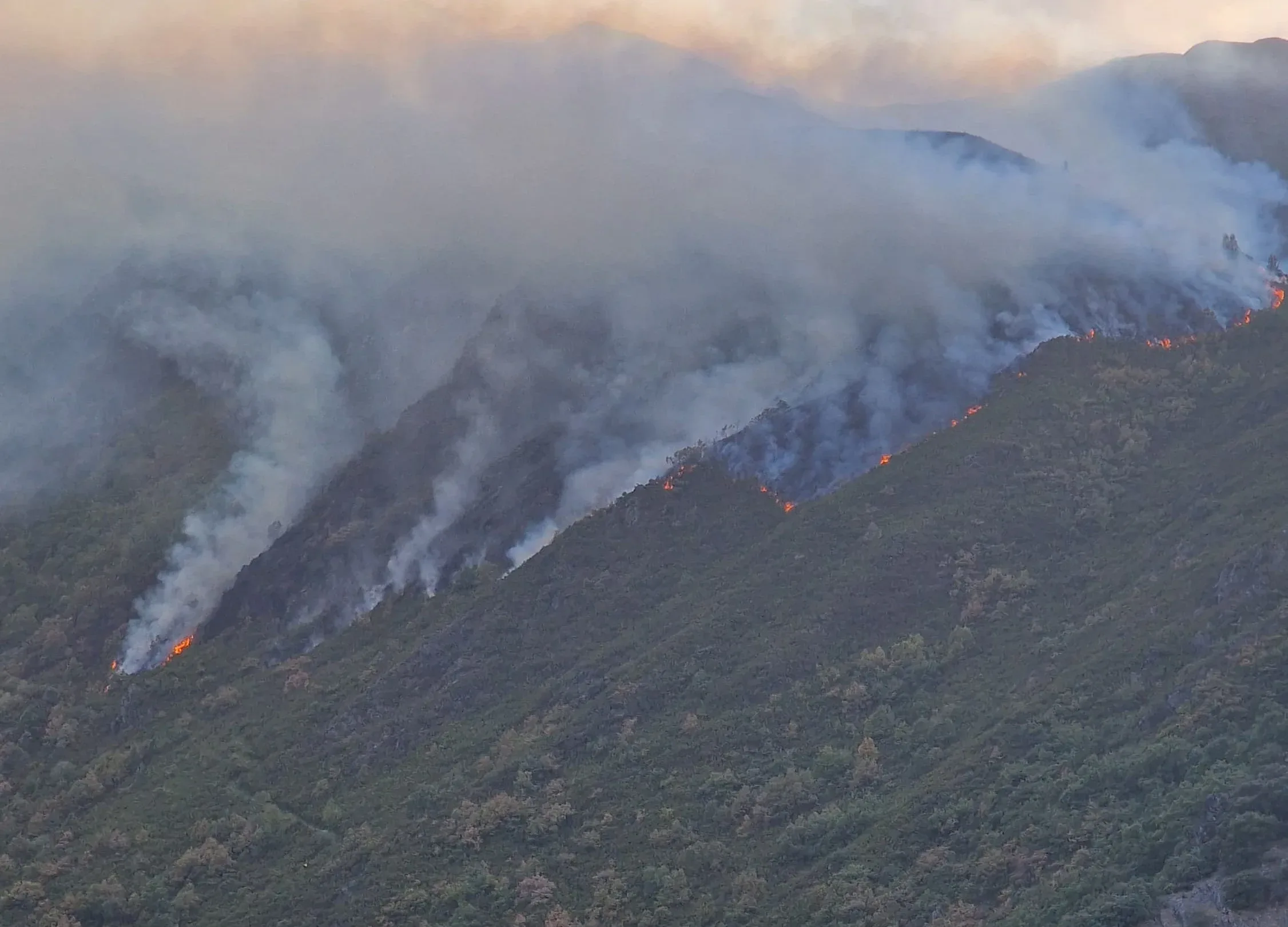 La lluvia ofrece un respiro en la lucha contra los incendios en El Bierzo
