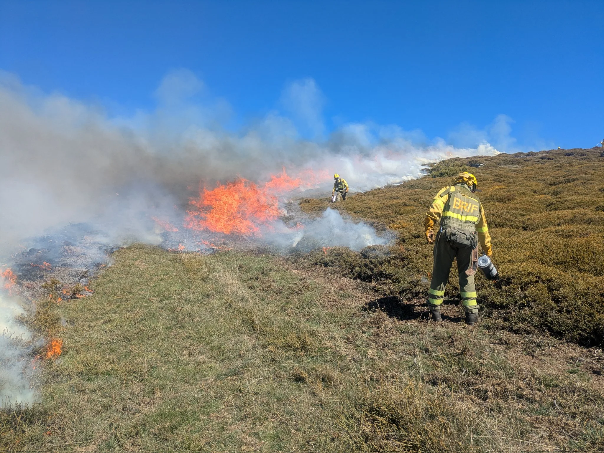 El incendio de Porqueros mantiene interrumpida la línea ferroviaria entre León y Ponferrada