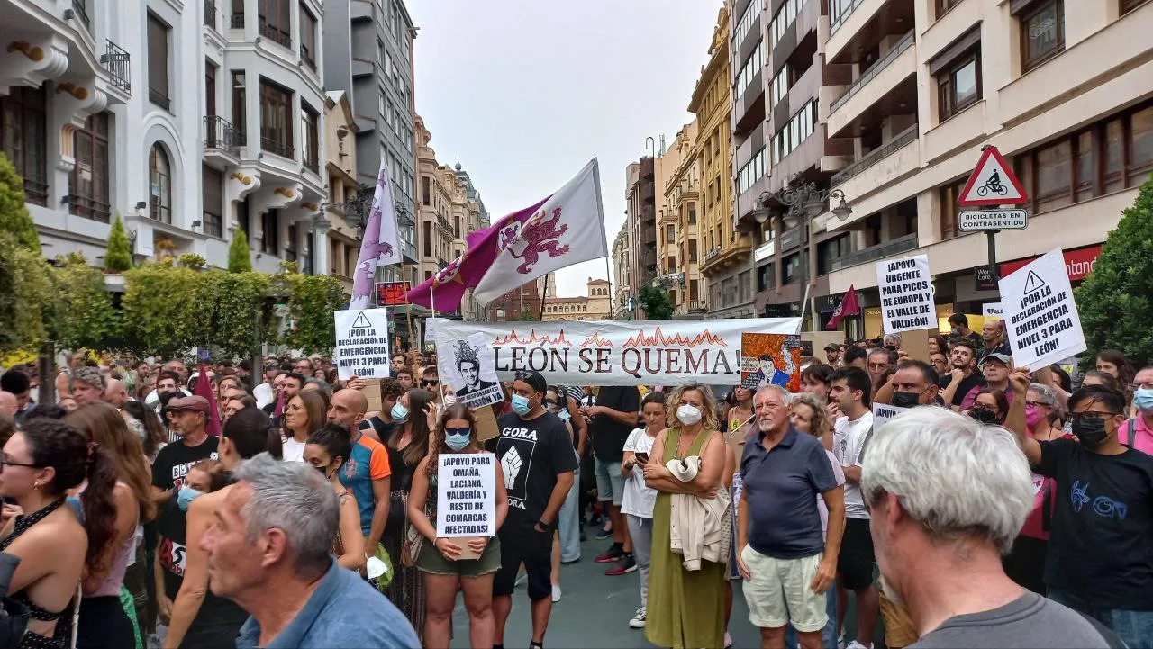 Centenares de personas protestan en León por la gestión de incendios en Castilla y León