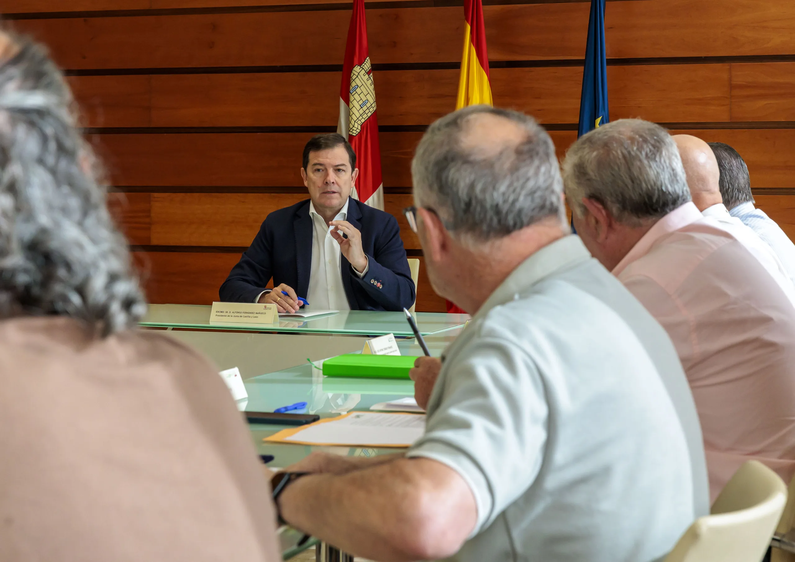 Mañueco anuncia a las OPAs que agricultores y ganaderos profesionales recibirán una ayuda directa mínima de 5.500 euros por los incendios