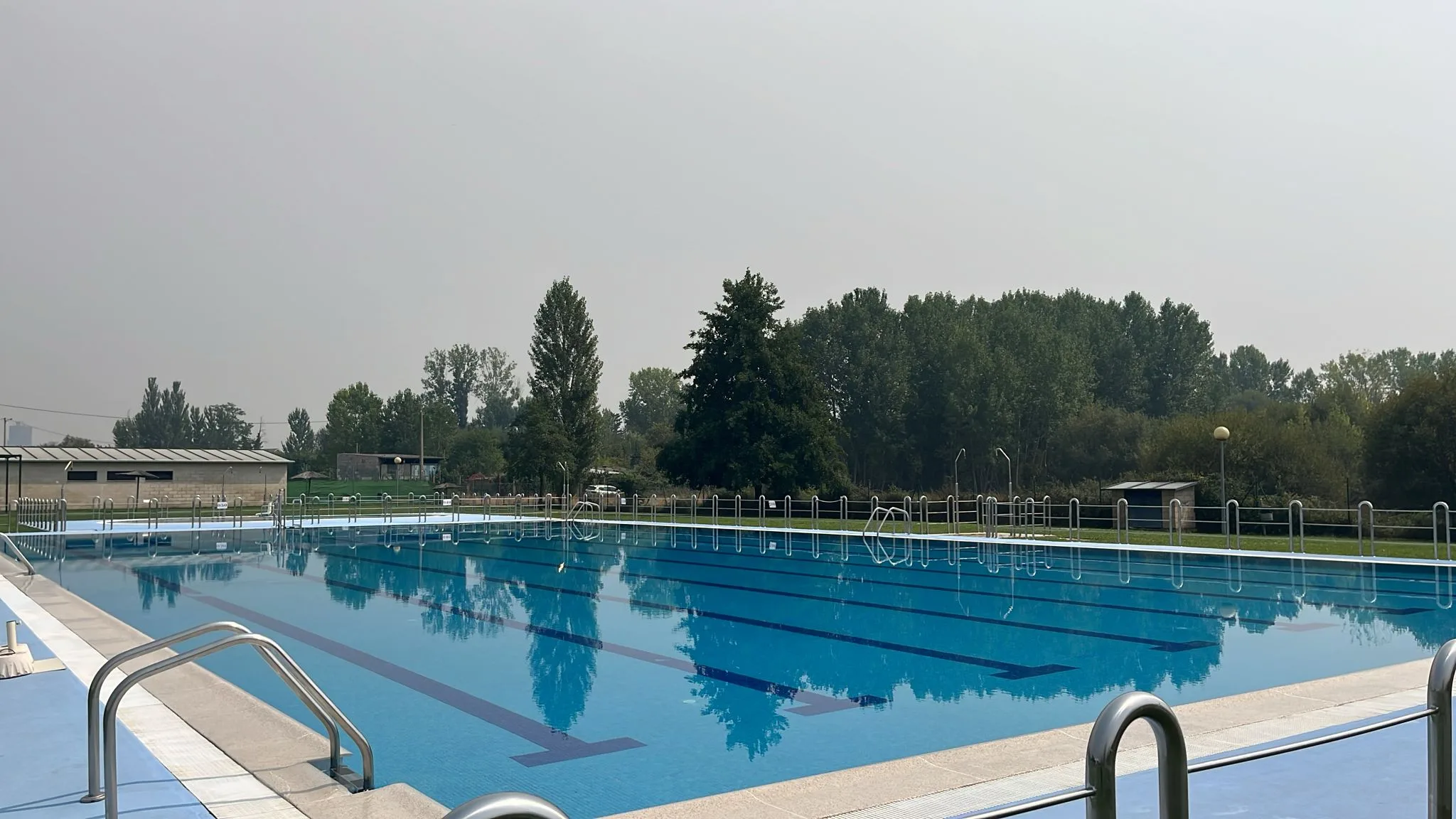 El Ayuntamiento reabre las piscinas municipales en Ponferrada tras mejorar considerablemente la calidad del aire por los incendios