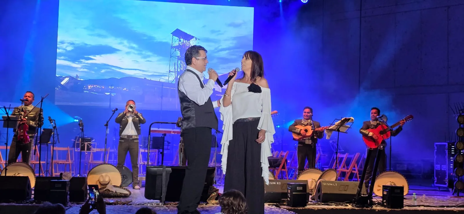 FOTOS | Tito y Tita regresan musicalmente a su niñez y adolescencia en un multitudinario y emotivo concierto en el Auditorio de Ponferrada