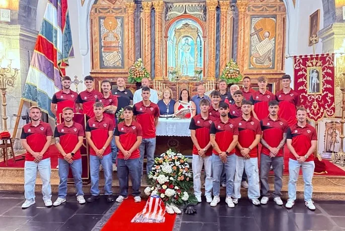 El Atlético Bembibre realiza su tradicional ofrenda floral al Ecce-Homo antes del inicio de la temporada