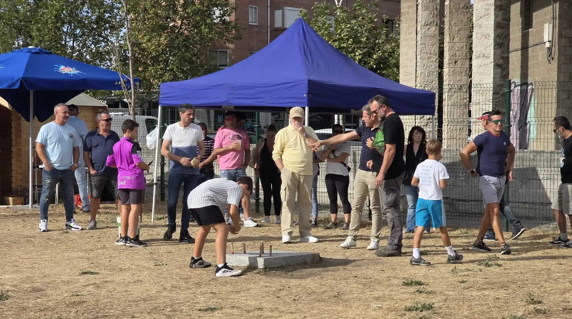 Adultos y pequeños disfrutan del II Campeonato de Bolo Berciano 'Ciudad de Ponferrada'