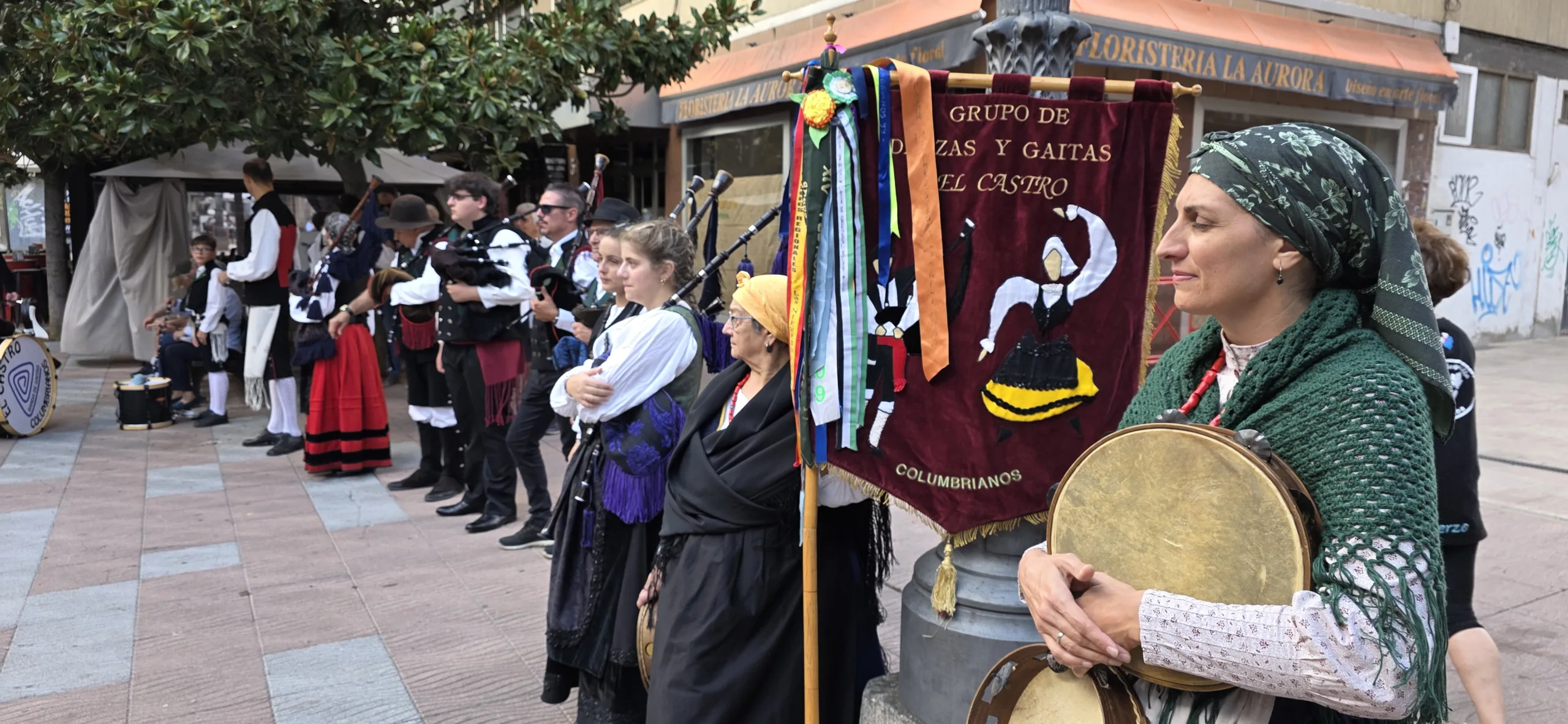 VIDEO y FOTOS | El grupo de danza y gaitas El Castro anima el centro de Ponferrada en las Fiestas de la Encina