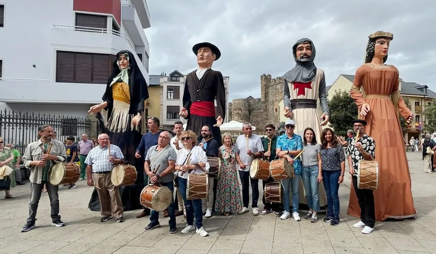 IX Encuentro de Tamboriteros llena de ritmo y color las calles de Ponferrada