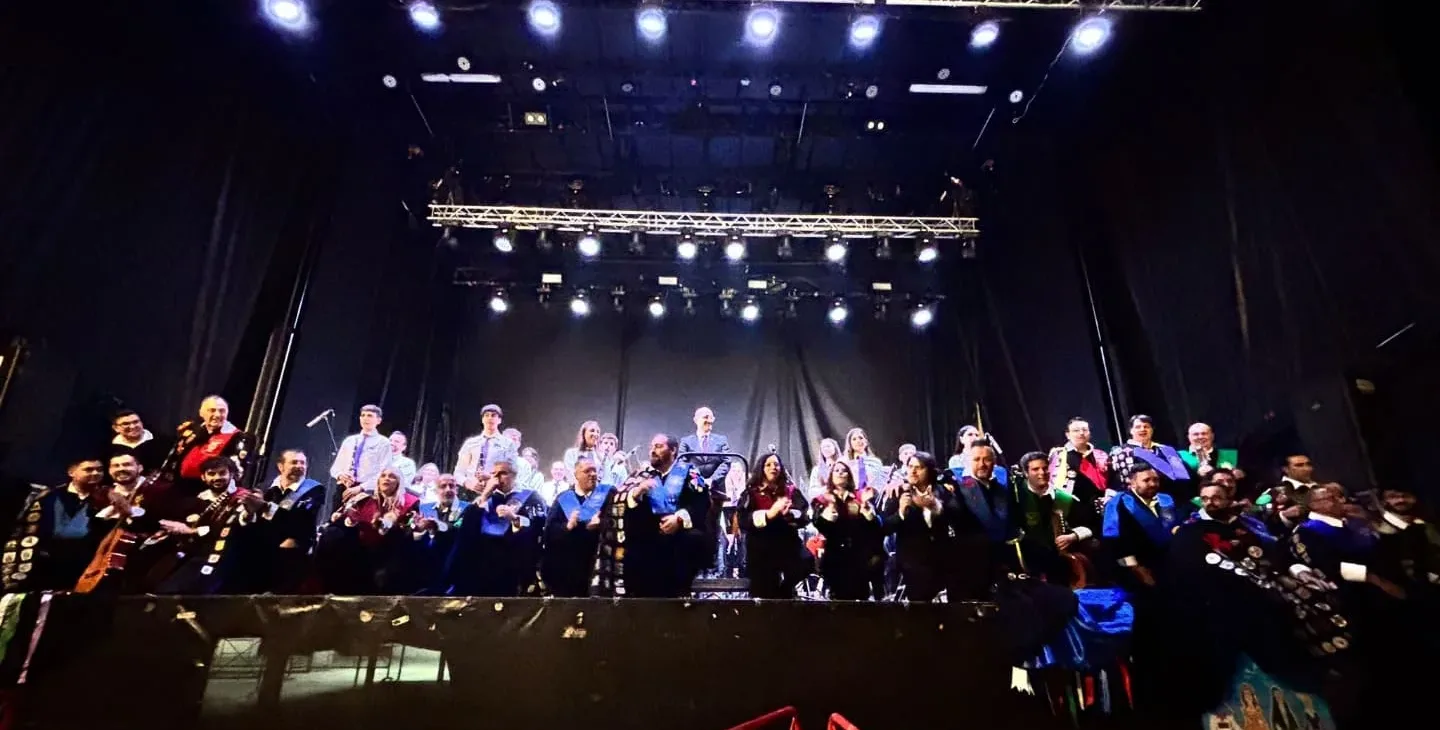 La Banda de Música de Ponferrada y varias tunas universitarias llenan de música la plaza del Ayuntamiento