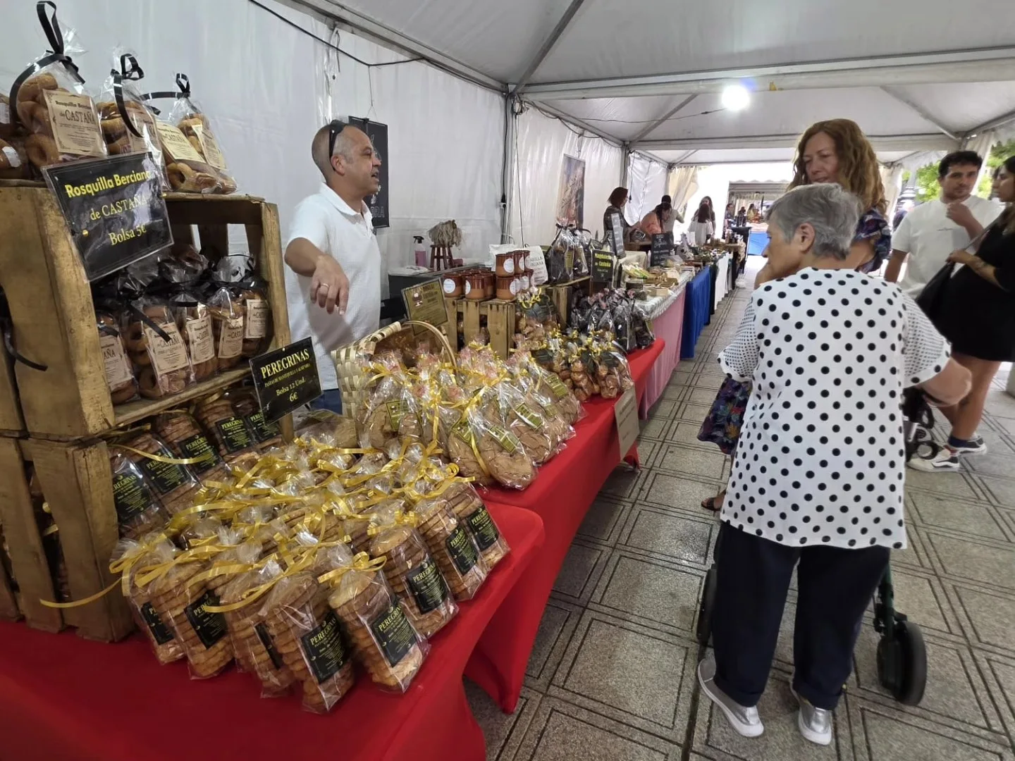 Ponferrada celebra este sábado el Mercado de Verano con casi 30 puestos y música en directo en la Avenida Pérez Colino