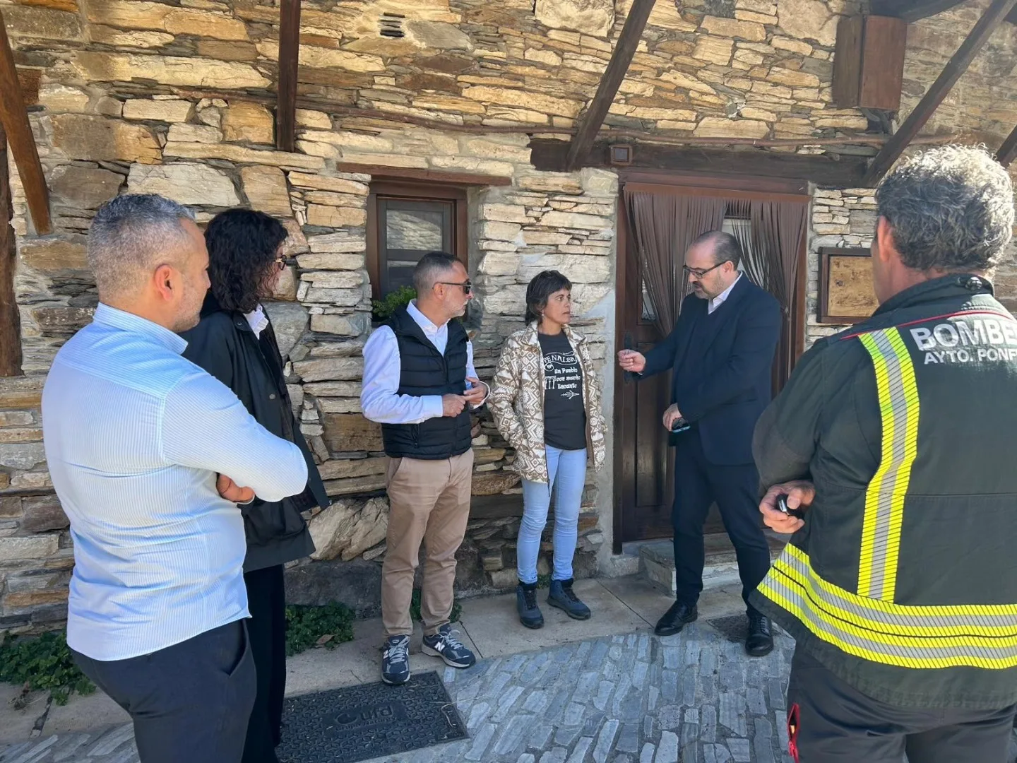 Morala visita Peñalba de Santiago y Montes de Valdueza y cierra la ronda de encuentros en los pueblos afectados por los incendios