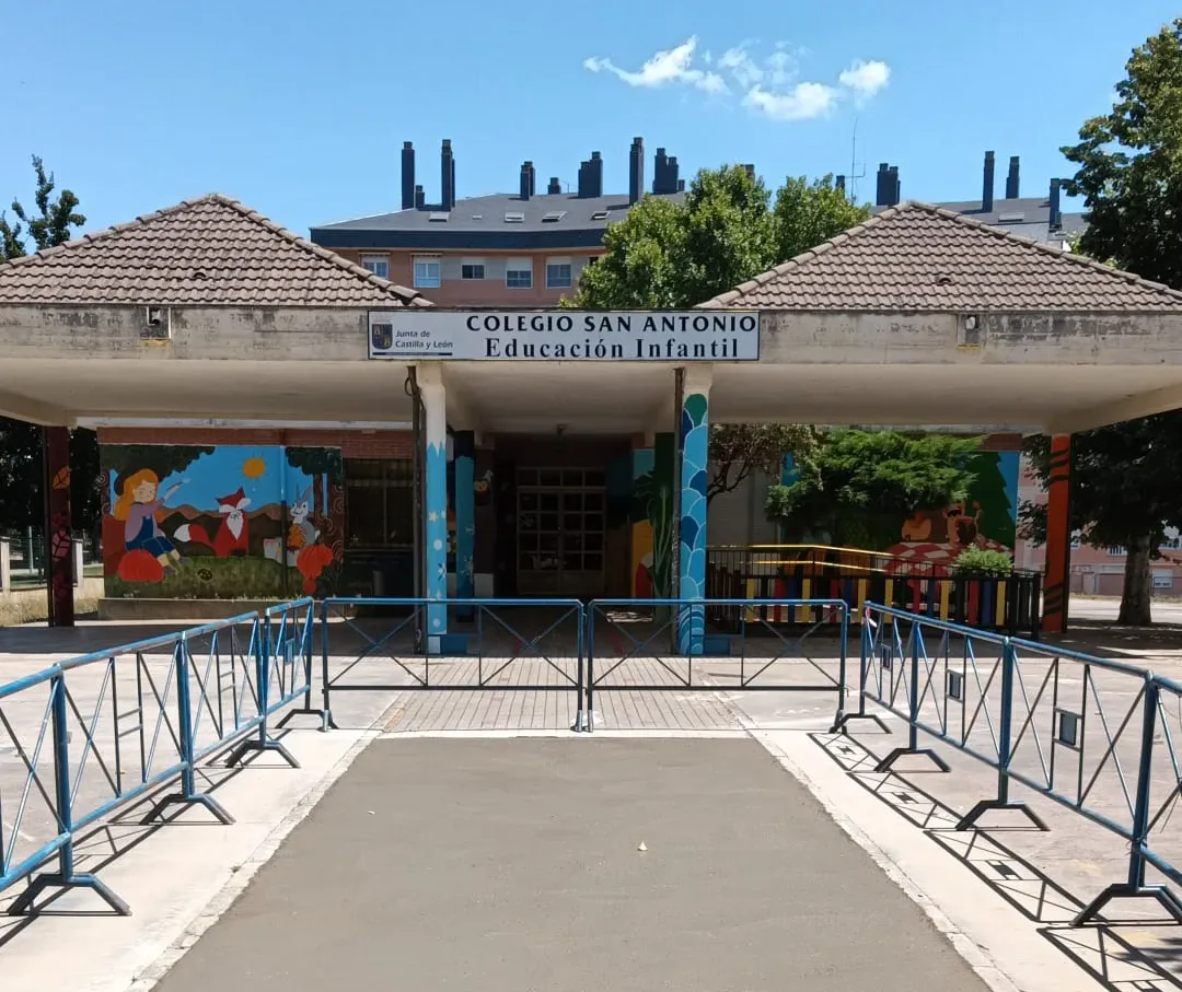La Brigada de Obras ejecuta diversas mejoras en colegios del municipio durante el verano