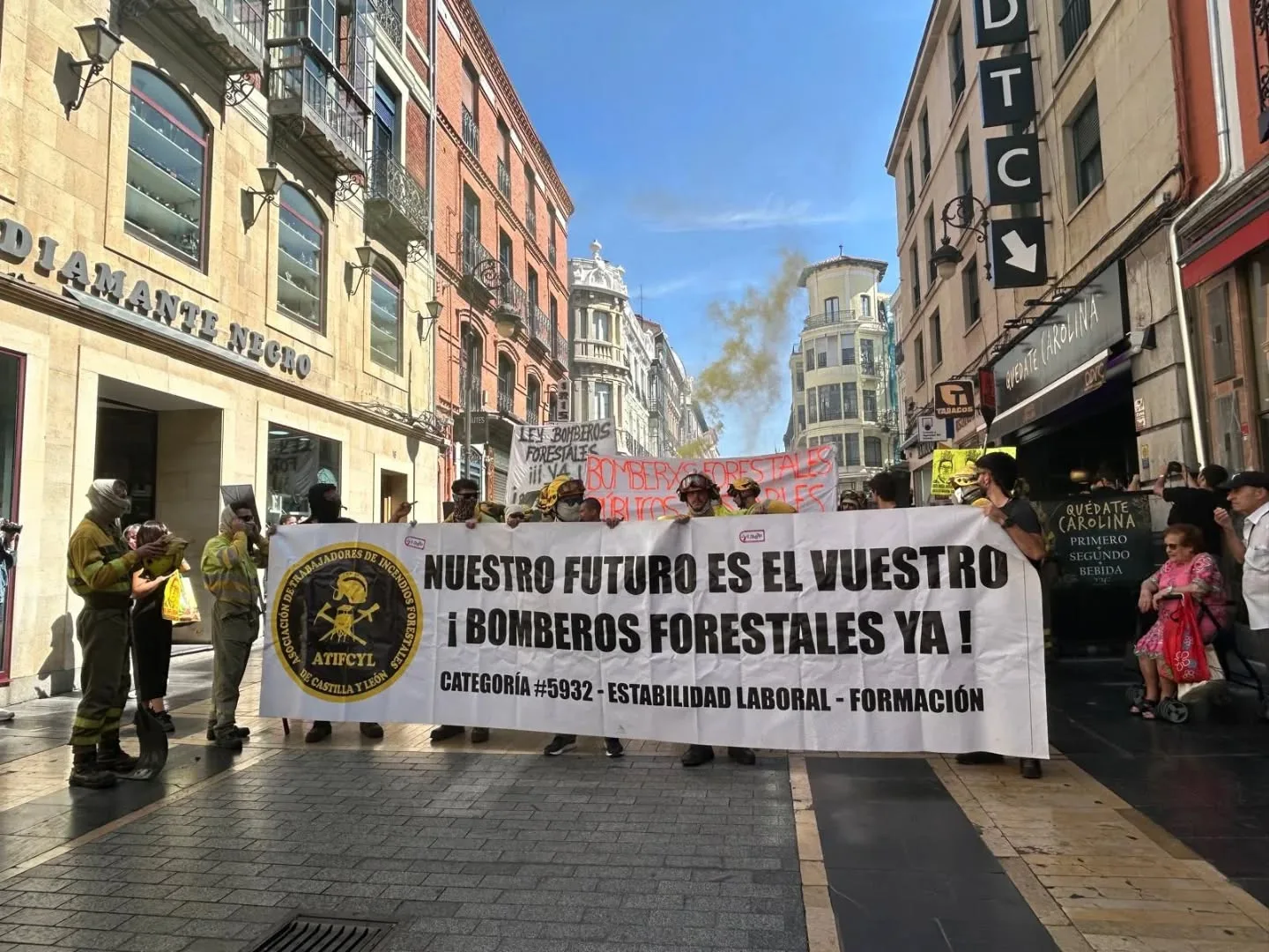 El PSOE de León se suma a la manifestación de los trabajadores de incendios forestales