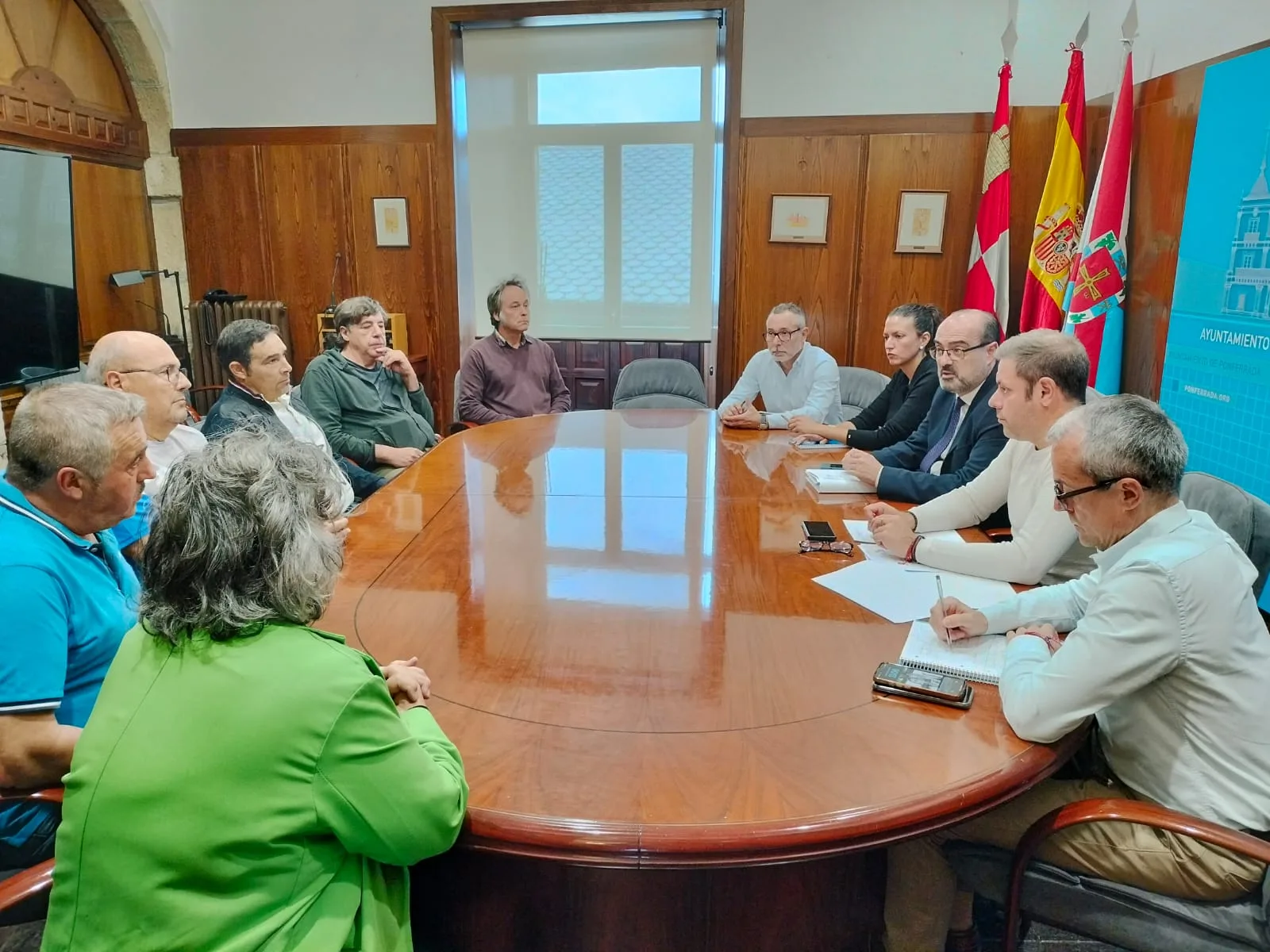 Reunión del equipo de gobierno con las pedanías afectadas por los incendios para analizar los planes de recuperación