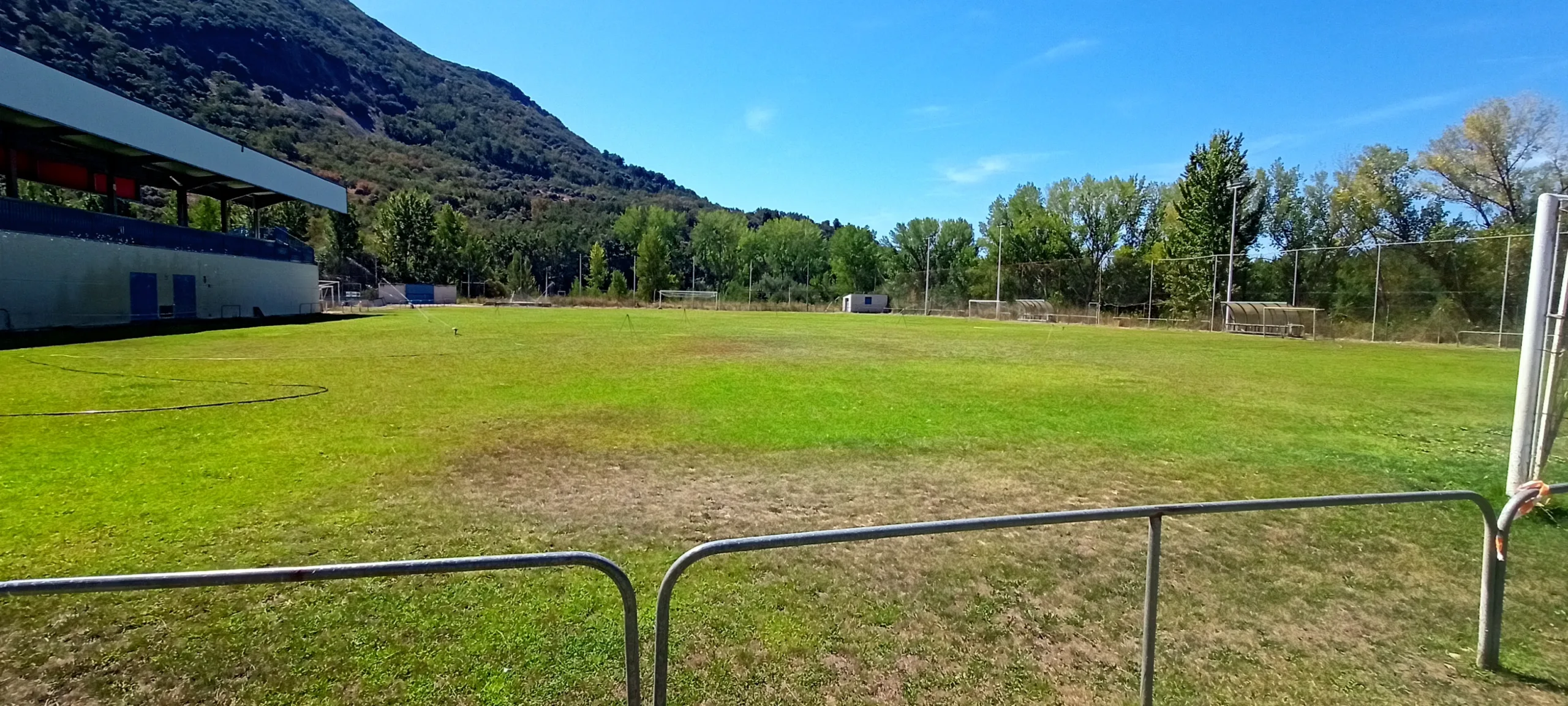 Arrancan las obras para renovar el césped en el campo de fútbol de Flores del Sil