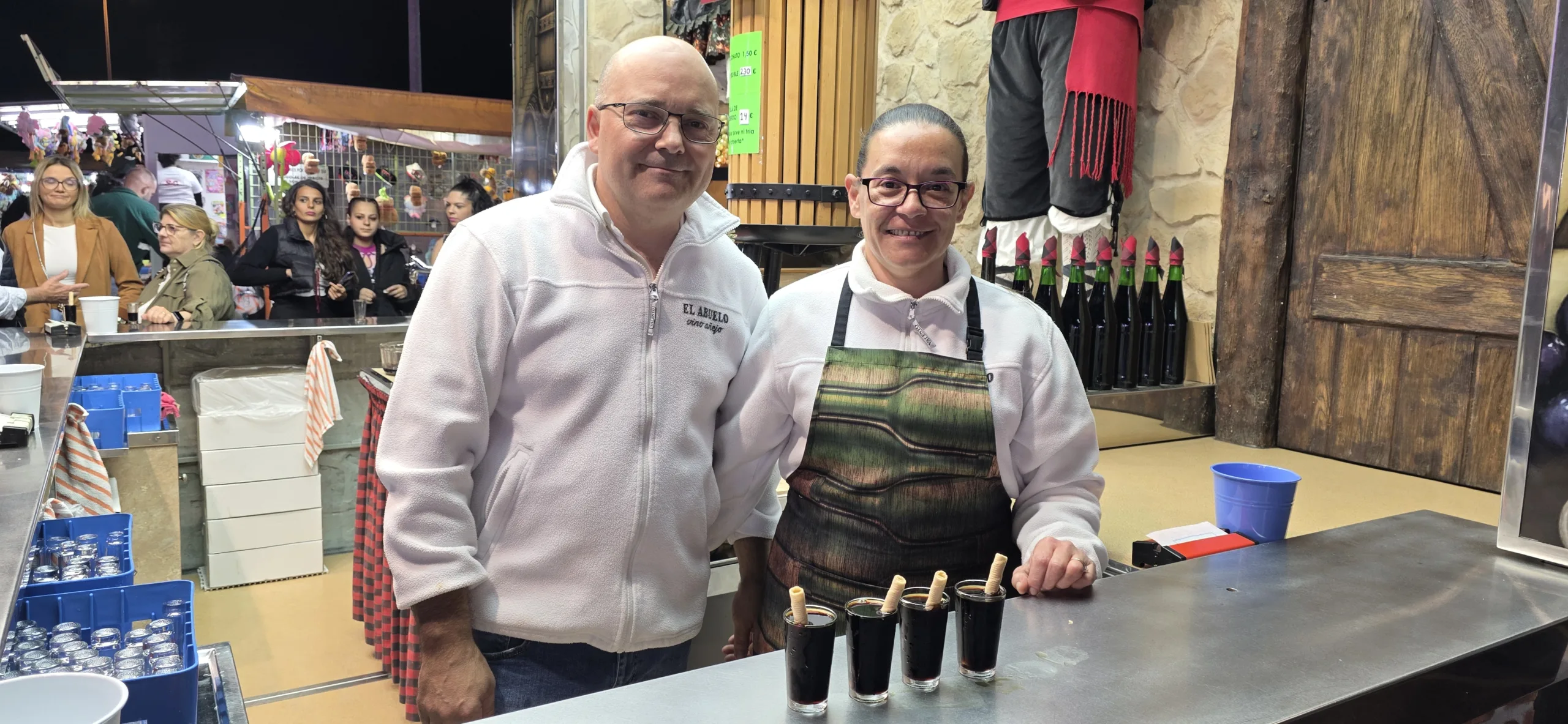 El Abuelo, 50 años de tradición en la Feria de la Encina con su vino añejo y barquillos