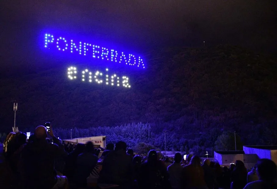 Un espectáculo de drones iluminó el cielo de Ponferrada en las Fiestas de la Encina