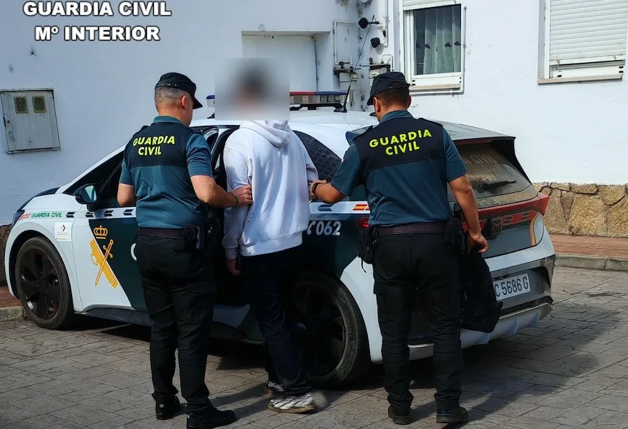 Detenido un joven de 19 años como presunto autor de 23 pintadas en edificios y garajes de Camponaraya