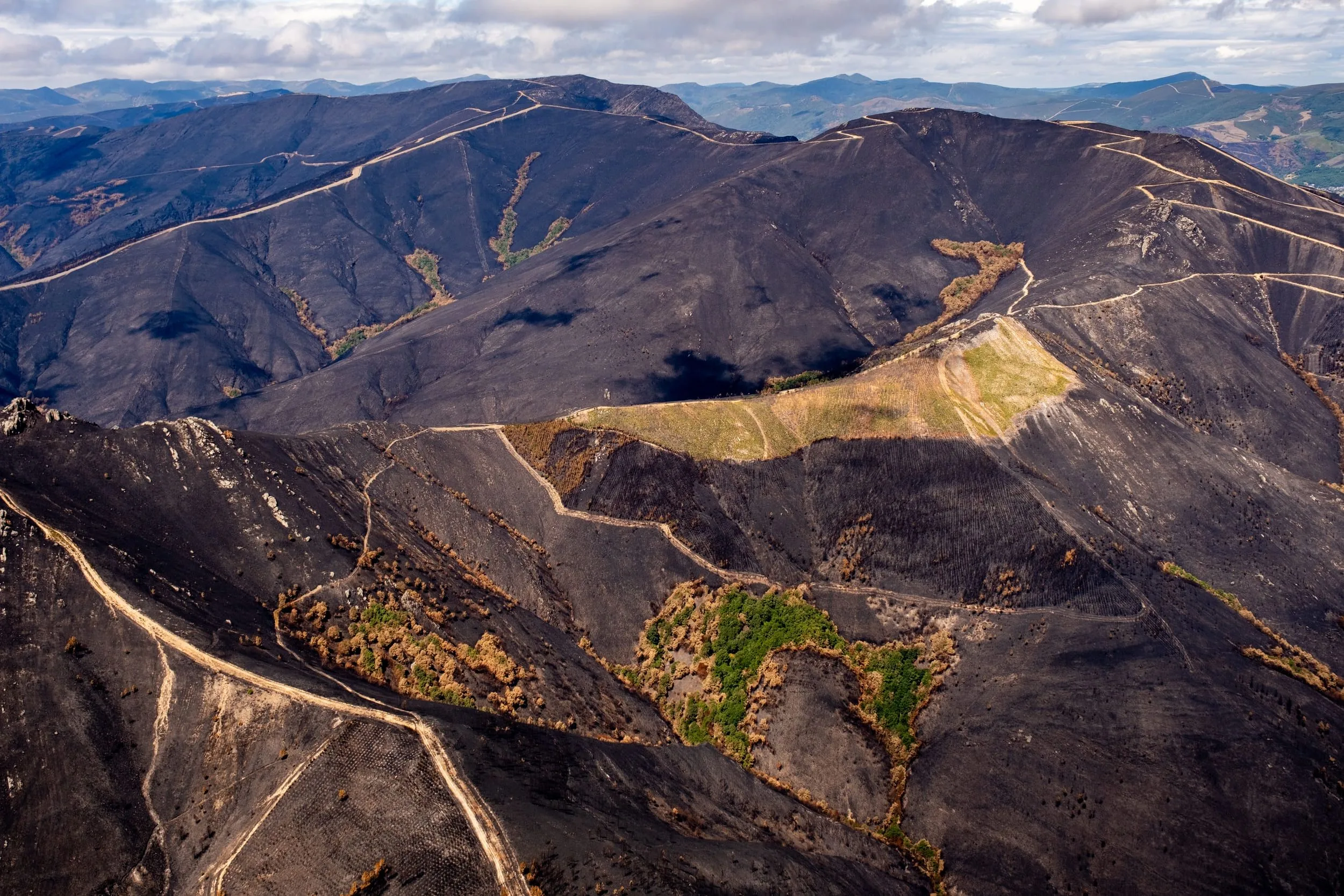 La Junta destina 300.000 euros a trabajos de restauración de infraestructuras de uso público dañadas por los incendios de Barniedo de la Reina, Porto-La Baña y Yeres