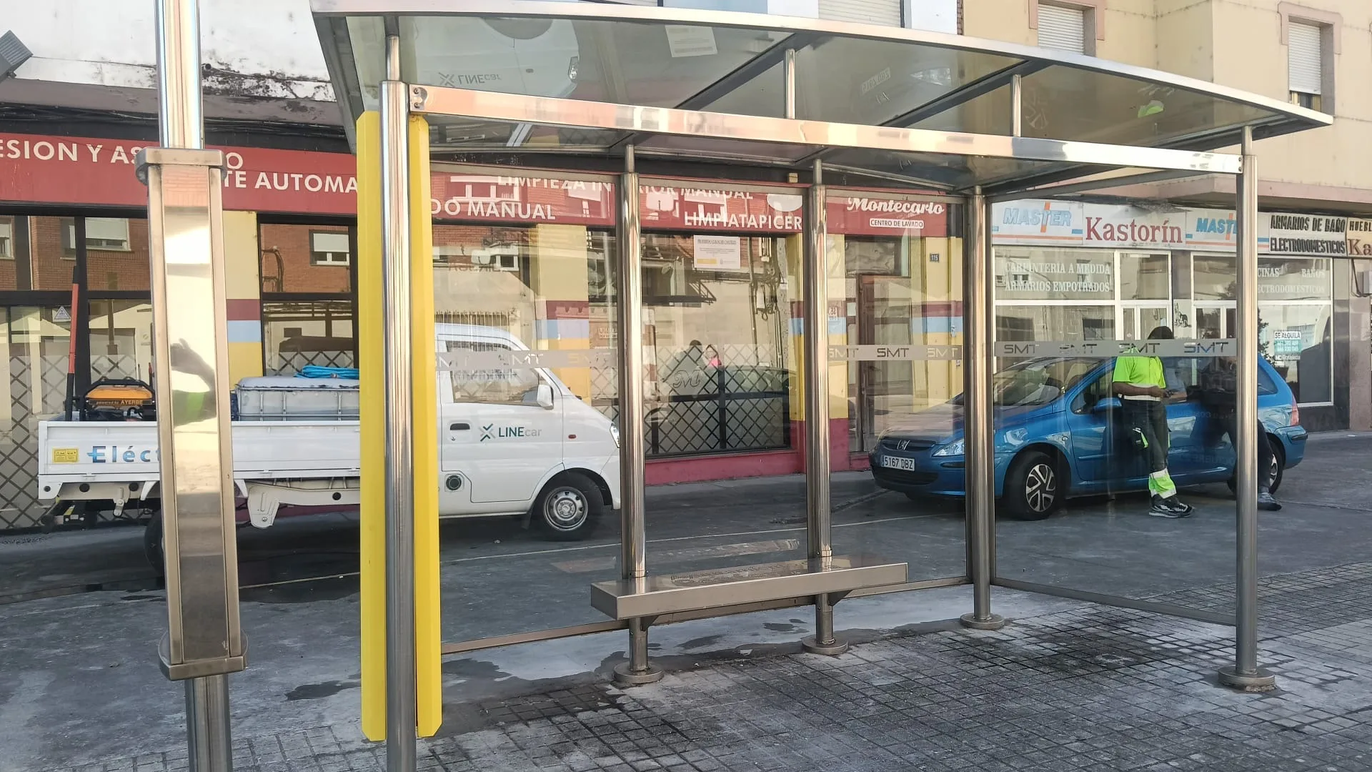 Nueva marquesina del bus urbano en la Avenida de Portugal en Ponferrada
