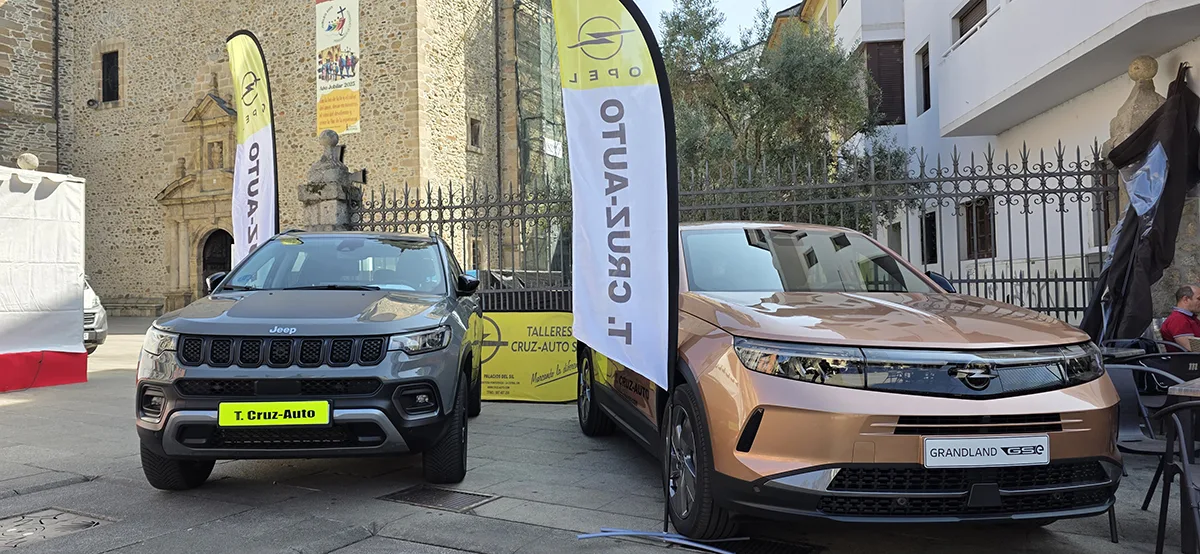 Opel Talleres Cruz Auto presenta sus últimos modelos en la Plaza de la Encina