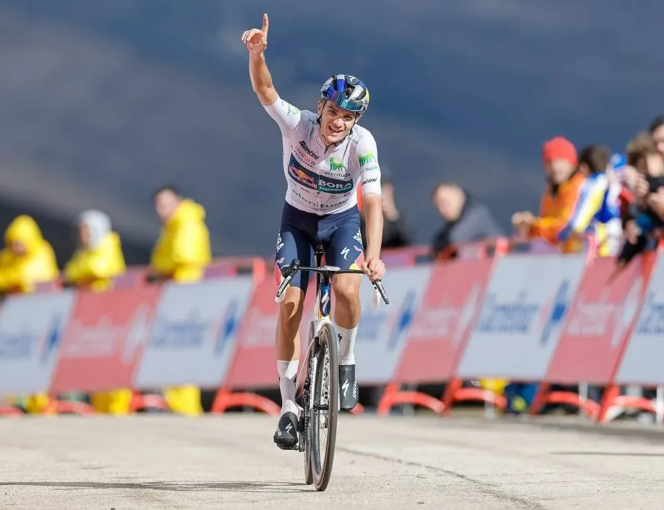FOTOS | El mejor joven de La Vuelta, el italiano Giulio Pellizzari, se impone en solitario en el Alto de El Morredero